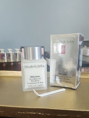 Elizabeth Arden Millenium Day Renewal Emulsion - White and Silver